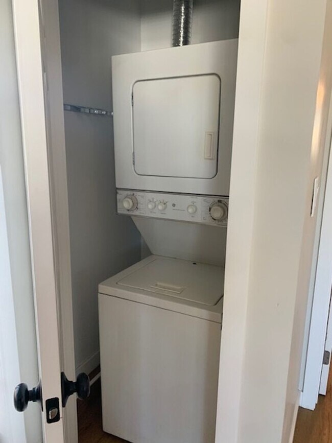 Building Photo - 1461 East Ln