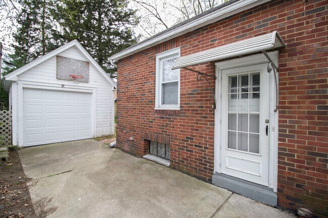 Building Photo - 1467 Crestwood Rd