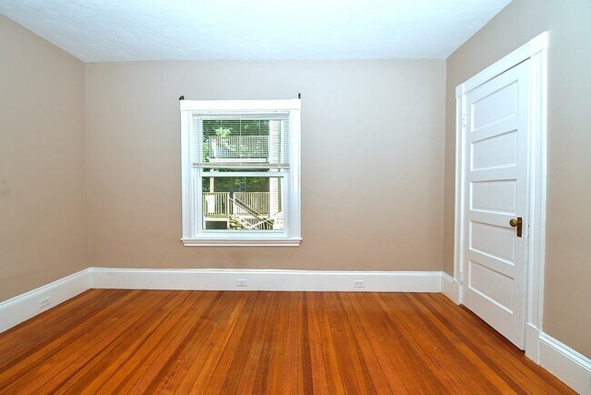 Building Photo - 392 Reedsdale Rd