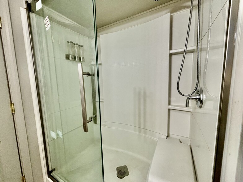 Standing shower - 2642 W Farragut Ave