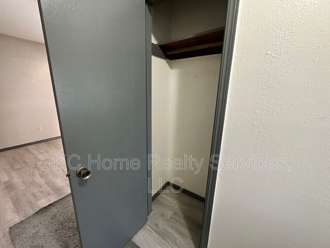 Building Photo - 1706 Surrey Pl