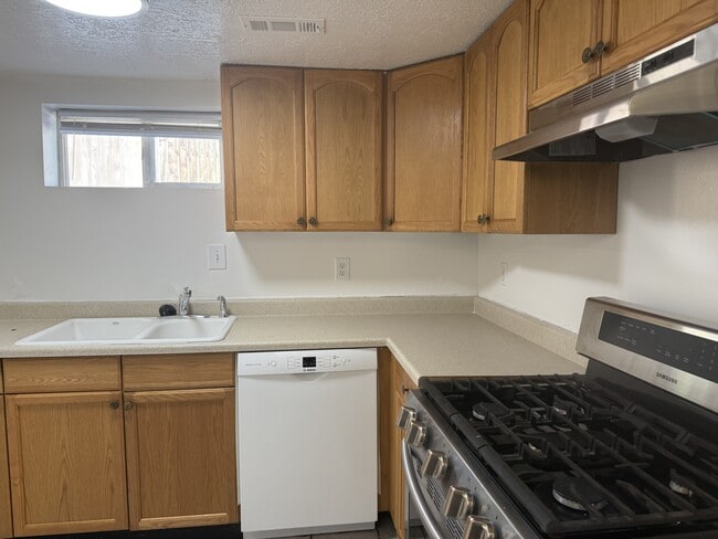 Building Photo - 219 Country Club Dr