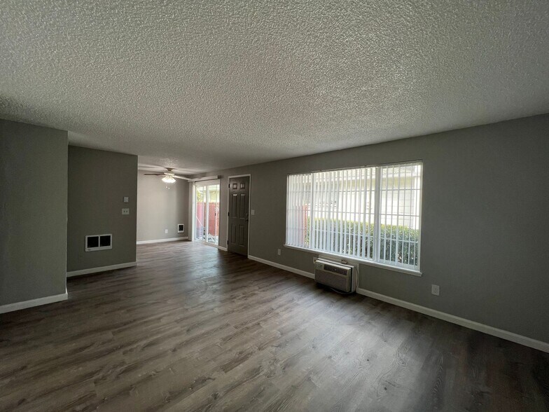 Interior Photo - Lincoln Court