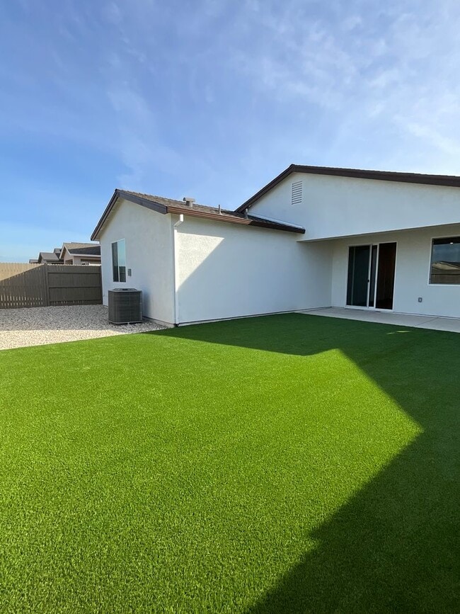 Building Photo - STUNNING BRAND NEW 3 BEDROOM HOME IN W. ROSEVILLE!!