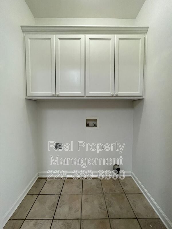 Building Photo - 9382 Pecan Tree Dr
