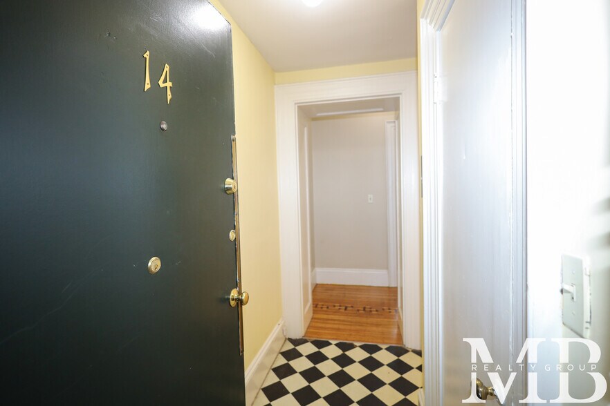 Building Photo - 465 Park Dr