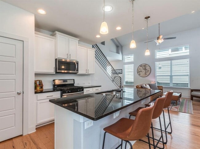 Building Photo - 2315 Capulet St