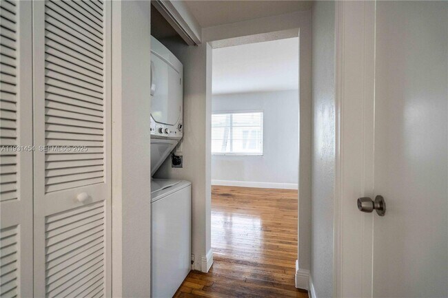 Building Photo - 1007 Bay Dr