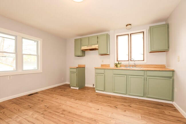 Building Photo - GREAT SINGLE FAMILY HOUSE . WAITING FOR YOU TO CALL HOME !!