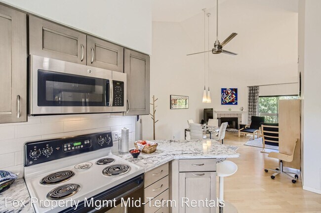Building Photo - 2 br, 2 bath House - 565 Manhattan Dr #202