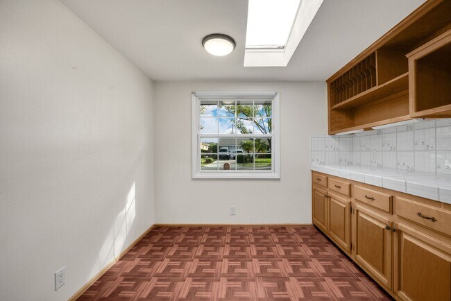 Building Photo - Desirable Fullerton Home 4 Bed 2 Bath w/ Pool & Jacuzzi