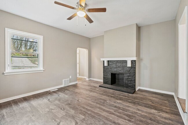Building Photo - Recently Renovated 4 Bedroom Home in Swissvale - Available in March