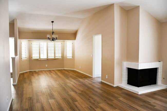 Building Photo - Newly remodeled and updated