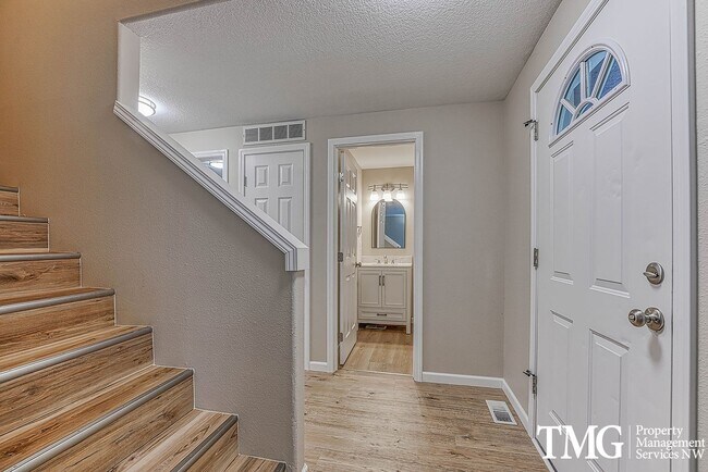 Building Photo - Wonderful 2 Story 3 Bed 2.5 Bath Home in Five Corners!