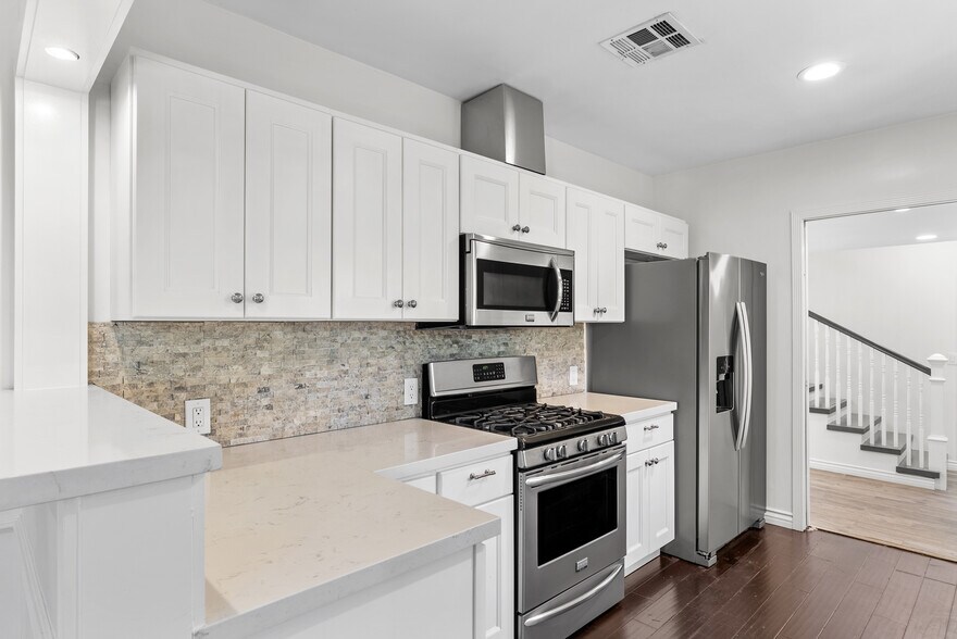 Kitchen - 4242 Van Nuys Blvd