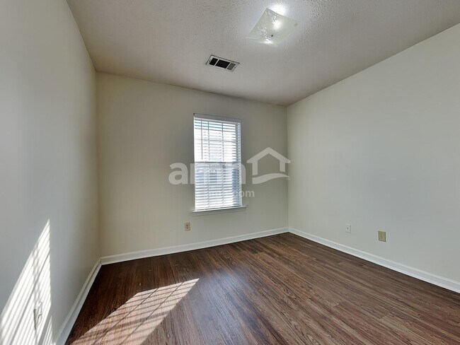 Building Photo - 5767 Lillian Bend Dr