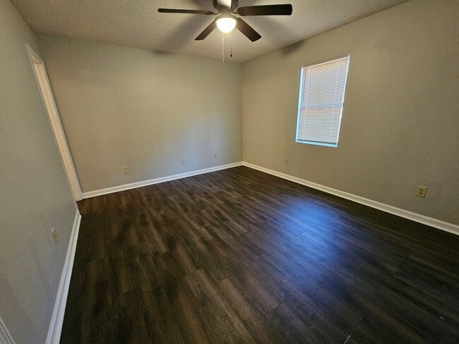 Building Photo - Home in Leesburg Available!