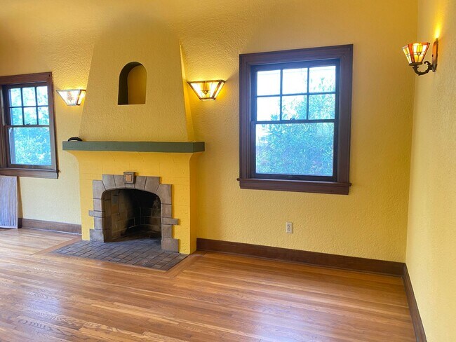 Building Photo - CHARMING! BACKYARD OASIS! REAL HARDWOOD FLOORS! FULL SIZED WASHER/DRYER! OFF OF ADAMS AVE!