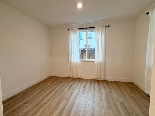 Building Photo - Beautiful 4 Bedroom 2.5 bath Home In Oakley with Solar