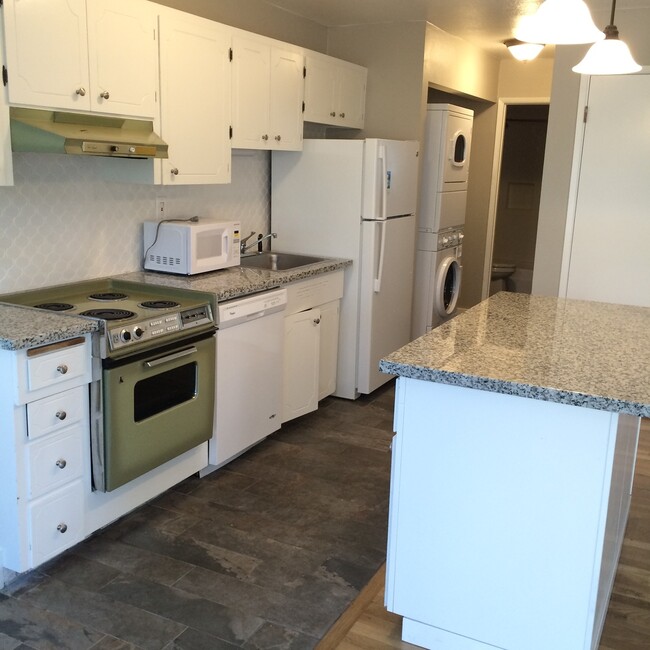 Building Photo - Super cute top level 1 bed w/ washer/dryer...