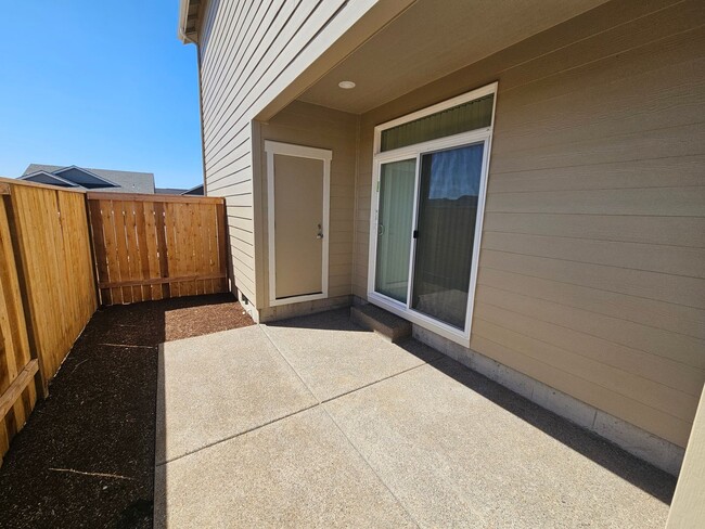 Building Photo - 1420 SE Hankel St