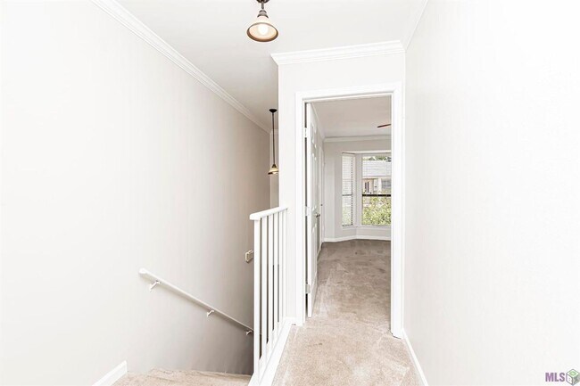 Building Photo - 2 Bedroom Townhome off Jefferson & Bluebonnet Blvd- Pet Friendly