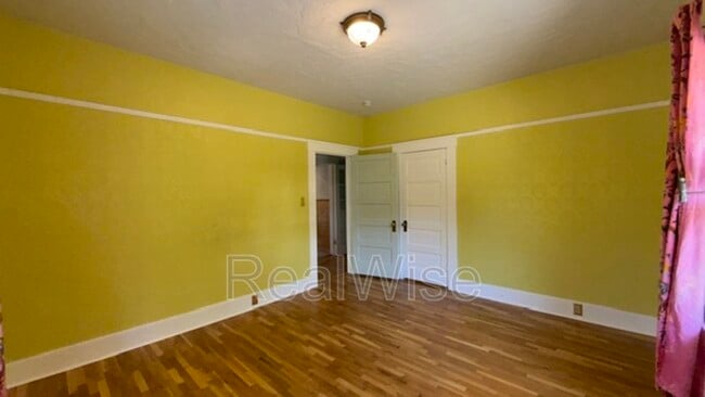 Building Photo - 837 SE Blakeley Ave