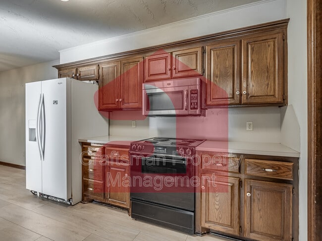 Building Photo - 2704 Silvertree Dr