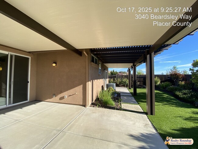 Building Photo - Pristinely Maintained Roseville Home with ...