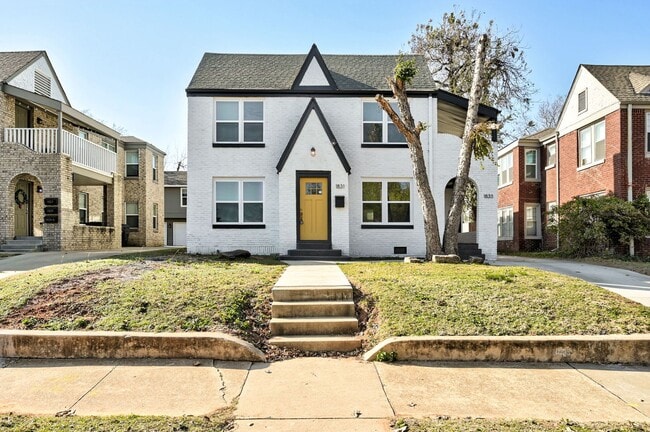 Building Photo - N Gatewood Ave Duplex