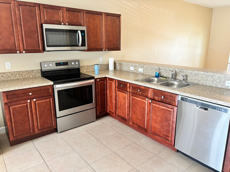 Kitchen - 1123 Normandy Dr