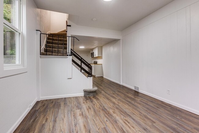 Building Photo - AVAILABLE August 2026 - Fully Renovated Mount Washington Charmer with Historic Details & Modern U...