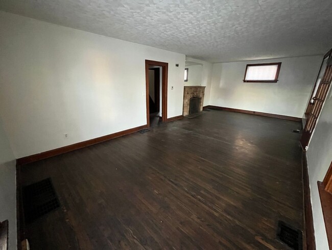 Building Photo - 3 Bedroom 1 Bathroom Single Family Home Wh...