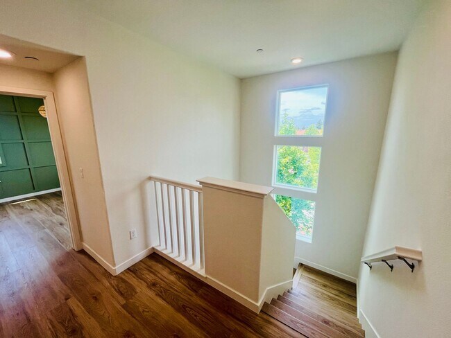 Building Photo - Vibrant 3 BED + 2.5 BA Milpitas Townhouse. Stainless Steel Appliances. Great Location.