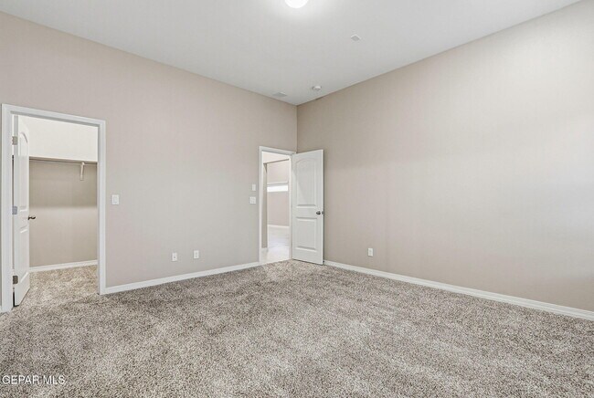 Building Photo - 916 Keenland Ave