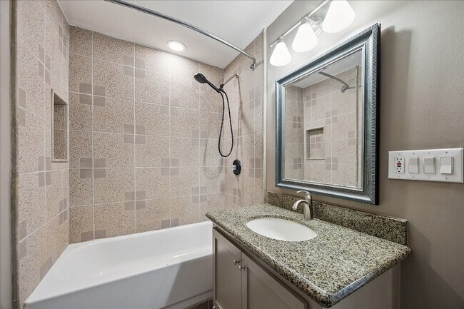 Building Photo - 1136 Oak Tree Dr