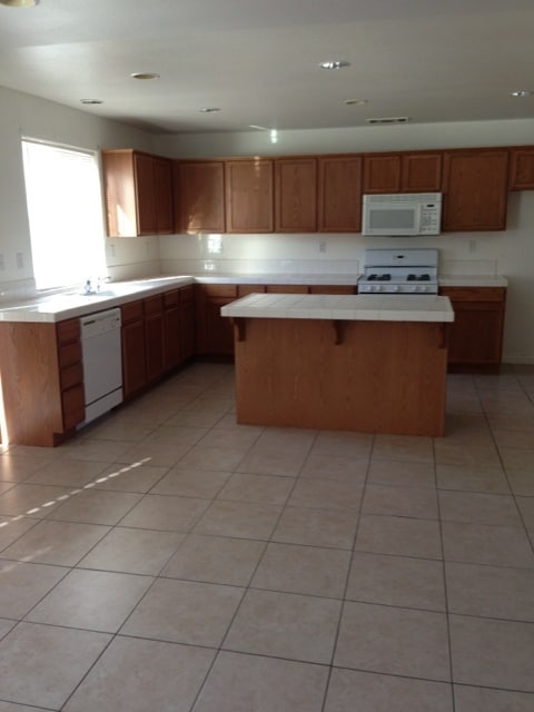 Building Photo - 2328 S Fallbrook Dr