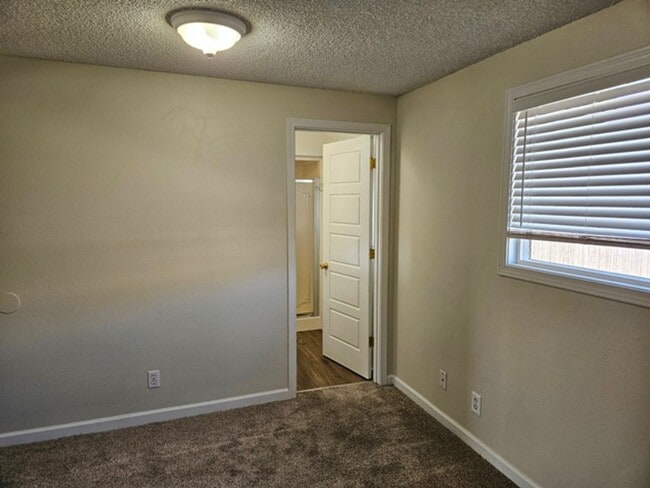 Building Photo - 3Bd/2Ba Single Story Home-Available to View!