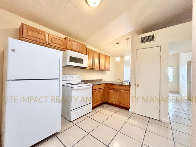 Building Photo - 425 E Thoroughbred St