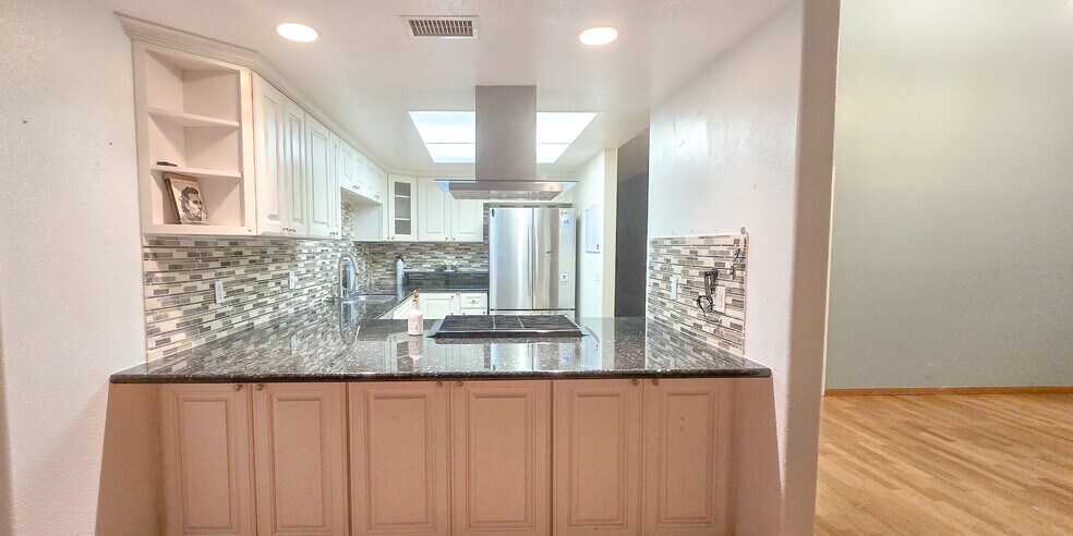 Kitchen island - 19195 Shoreline Ln