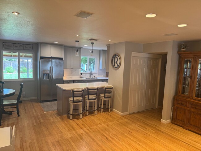 Building Photo - Gorgeous Updated 3 Bedroom in the heart of...