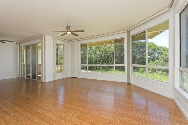 Building Photo - 3 BED, 2 BATH 2 PARKING IN GATED MOANALUA ...