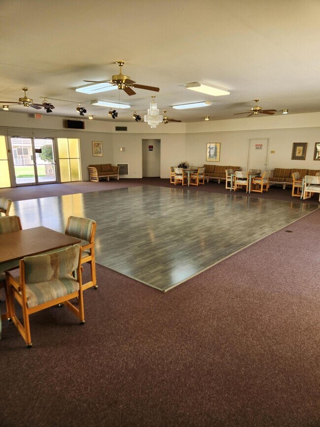 Building Photo - 600 Village Green Ct