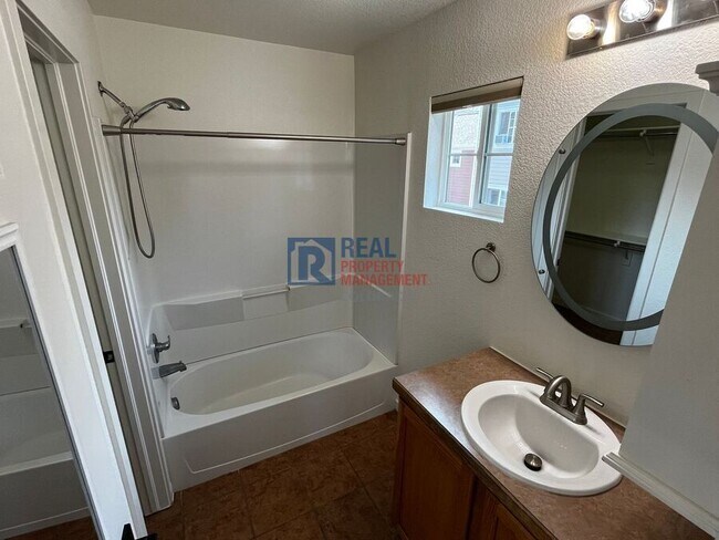 Building Photo - 737 Snowberry St