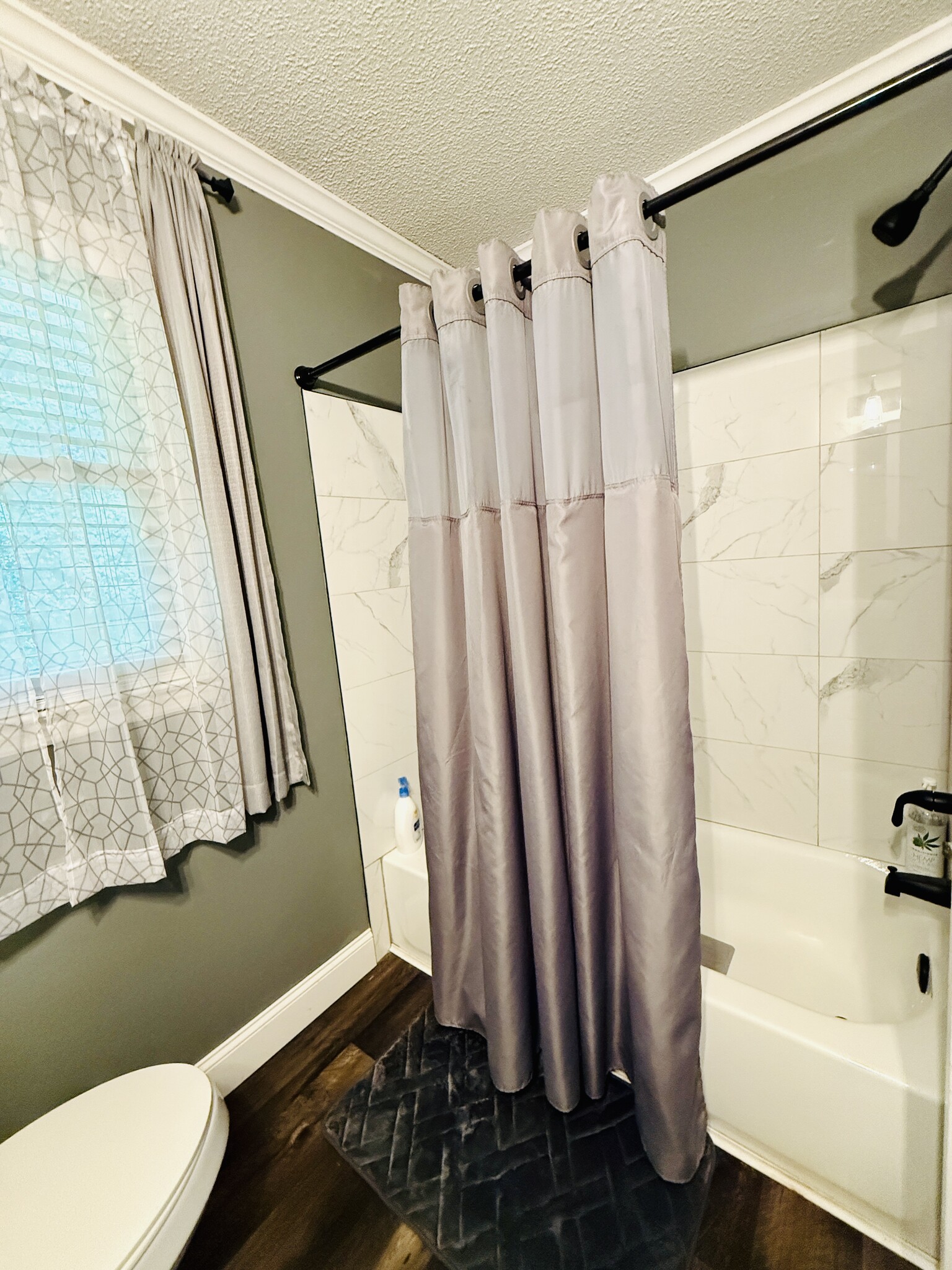 Full Bathroom - 4388 Barrington Pl