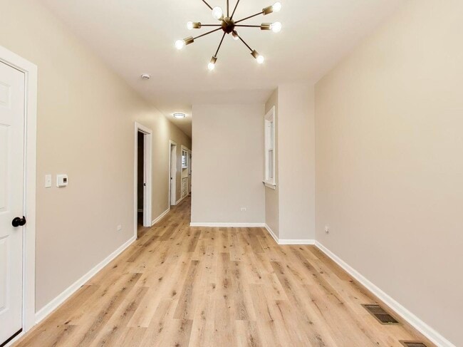 Building Photo - 4213 W Roscoe St