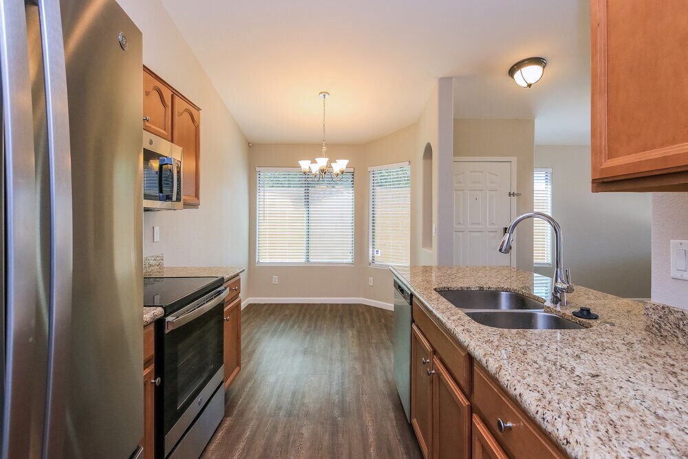 Building Photo - 992 E Saddle Way