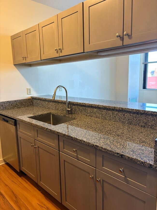 Building Photo - Updated 1-BEDROOM LOCATED DOWNTOWN