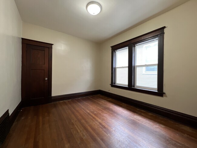 Building Photo - 809 W 8th St