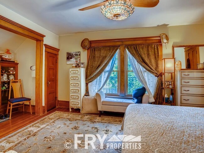 Building Photo - Gorgeous Victorian in Baker/West Wash Park